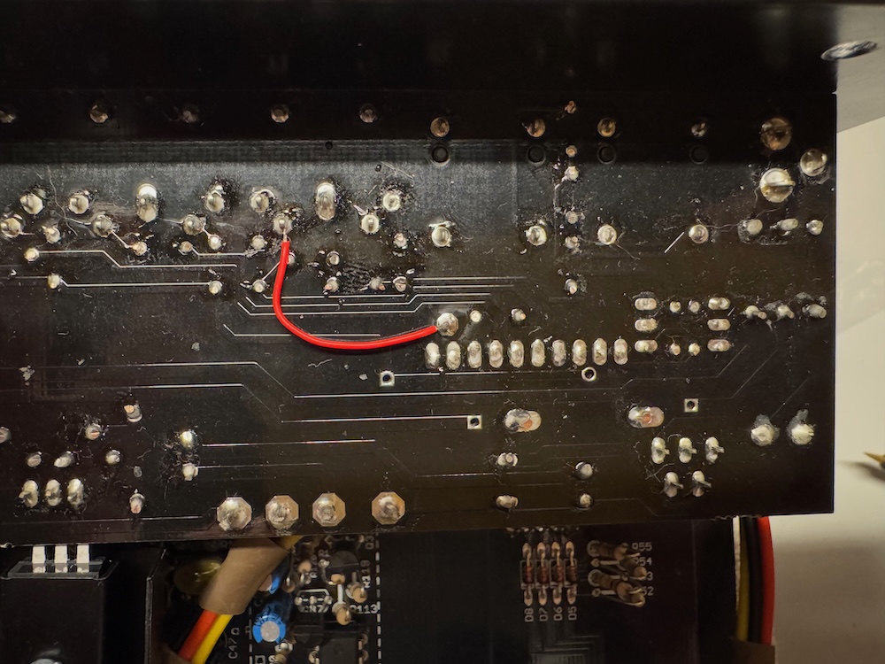 A jumper wire connects pin 5 to the MCU