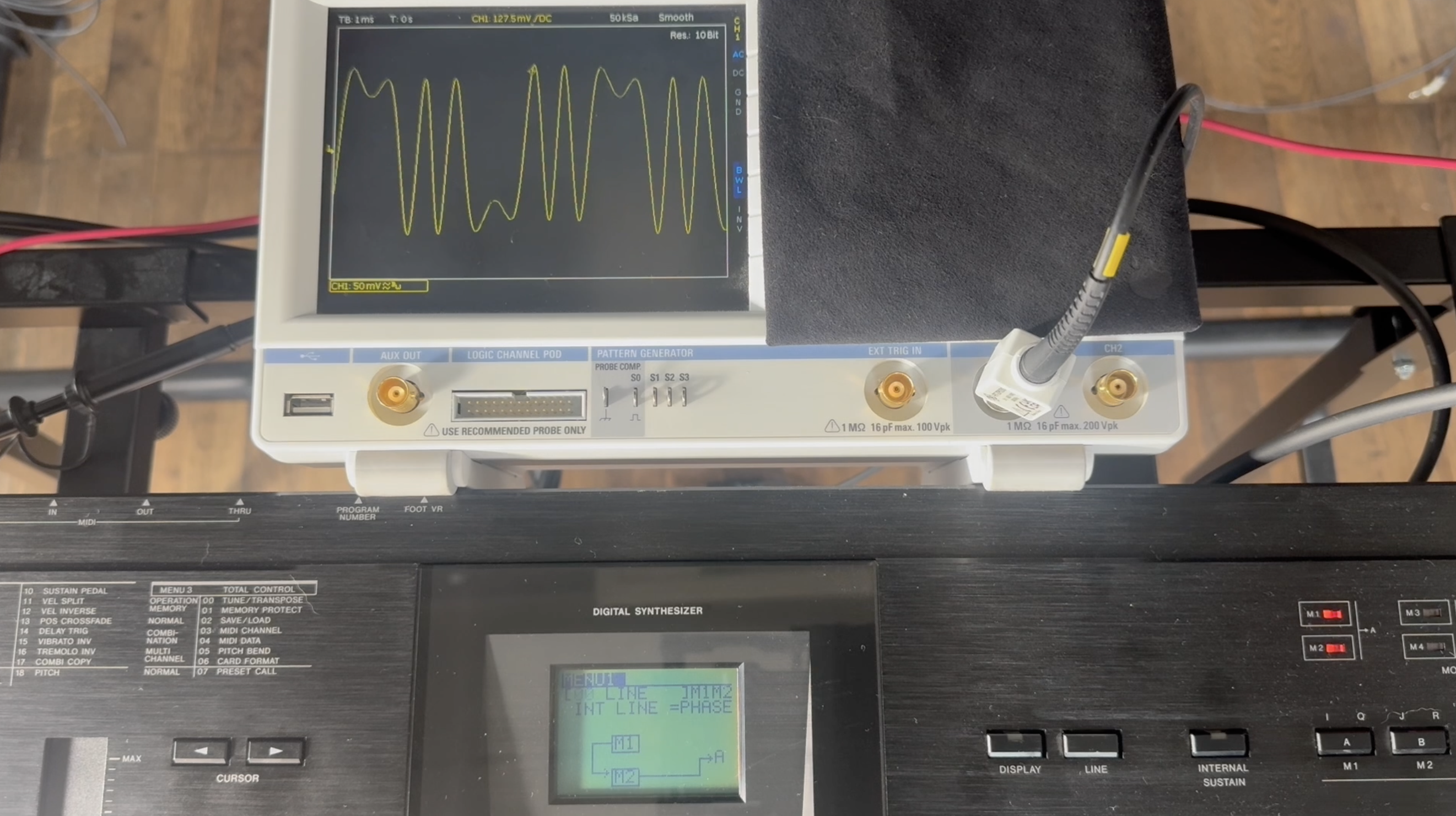 The display of the VZ-1 and an oscilloscope